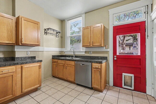 Building Photo - Charming Whittier Rowhome Near Larimer Street