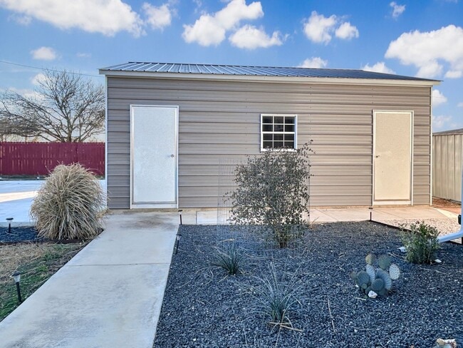 Building Photo - Spacious New Braunfels Retreat on 1 Acre – Walk to Lake Dunlap & the Guadalupe River