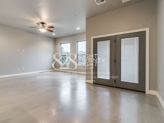 Building Photo - *AVAILABLE NOW!* Urban chic 3 bed/2.5 bath Townhome in West Norman!