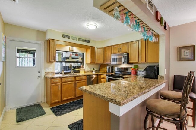 Building Photo - 2046 Cove Ln