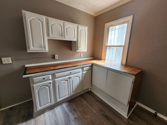 Building Photo - Two Bedroom Single Family Home!