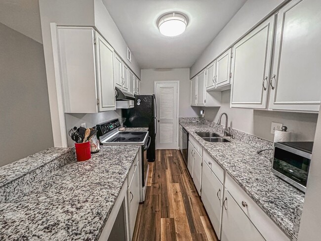 Building Photo - Beautiful 2 Bed 1 Bath Condo With A Balcony In Desired Cardinal Forest