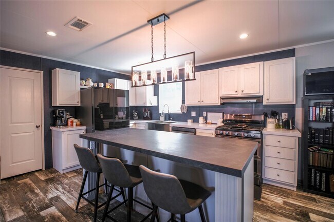 Building Photo - 5402 Five Oaks Dr