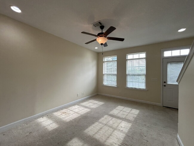 Building Photo - Town House For Rent