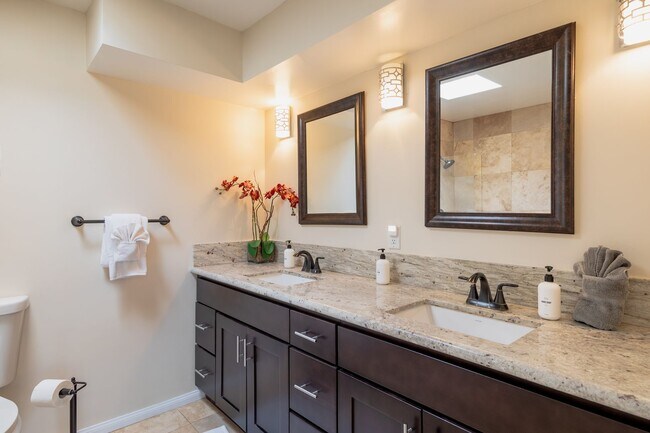 Building Photo - Family-Friendly Oasis in North Palm Springs
