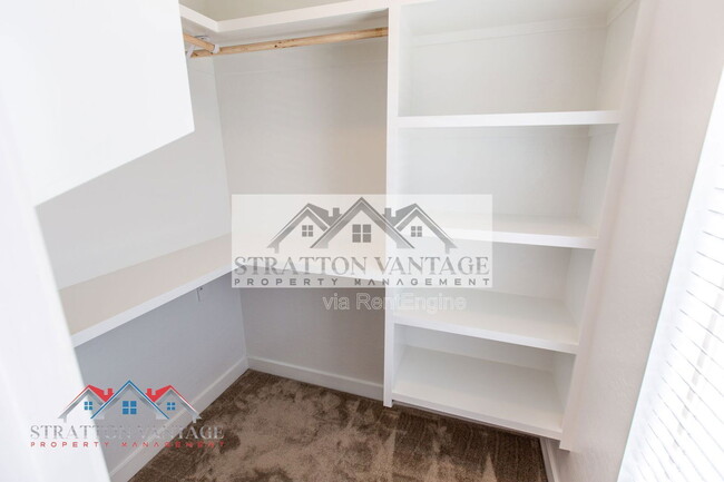 Building Photo - 484 E Cheyenne Rd