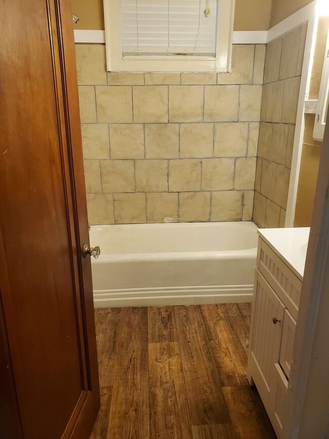 Building Photo - 622 W King Ave