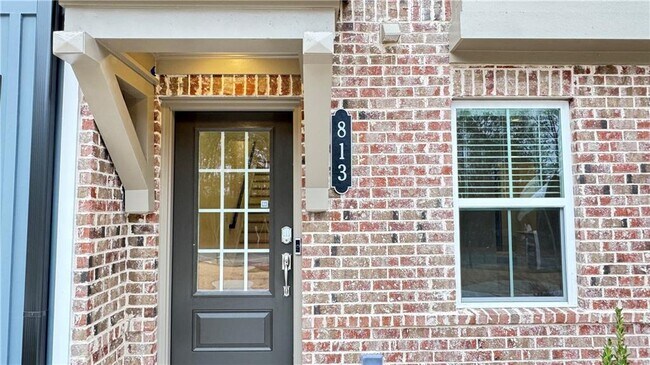 Building Photo - 813 Atkins Ln