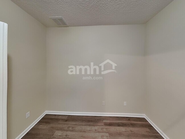 Building Photo - 500 Glendale Ln