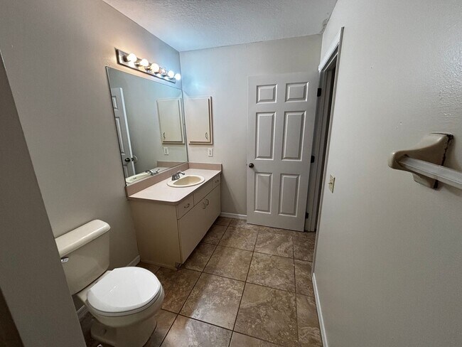 Building Photo - 3/2 Home Marion Oaks