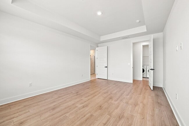 Building Photo - 3084 Claredon St