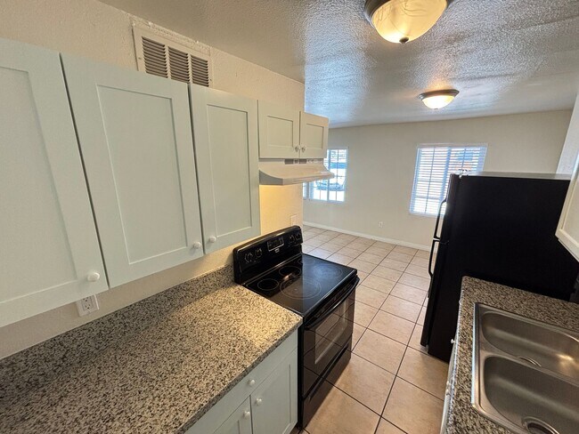 Building Photo - Charming 3BED/1BATH apartment located in N...