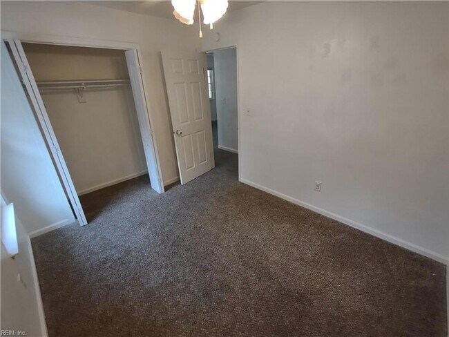 Building Photo - 6024 Bradford Dr