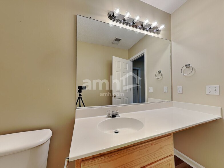 Building Photo - 14 Hidden Lakes Ln