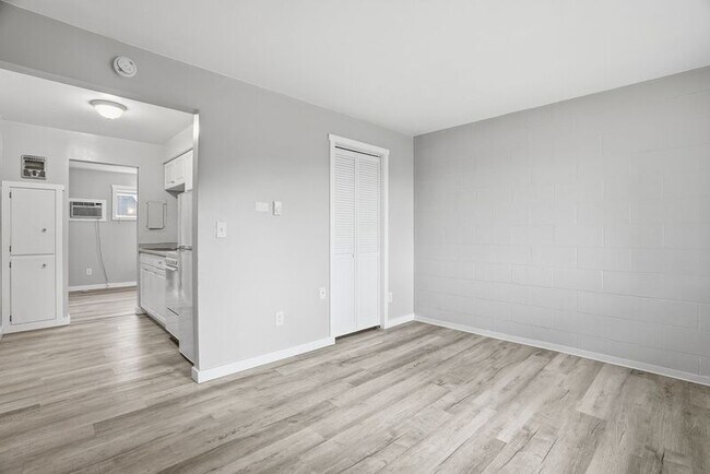 Building Photo - 547 E Fairview Ave