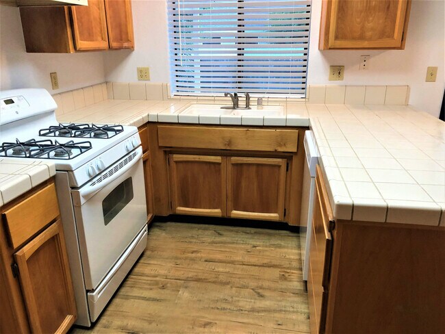 Building Photo - AVAILABLE FOR MOVE IN ON 8/1/26 -  RECENTLY RENOVATED 3 BED, 2 BATH 1 STORY ON LARGE CORNER LOT