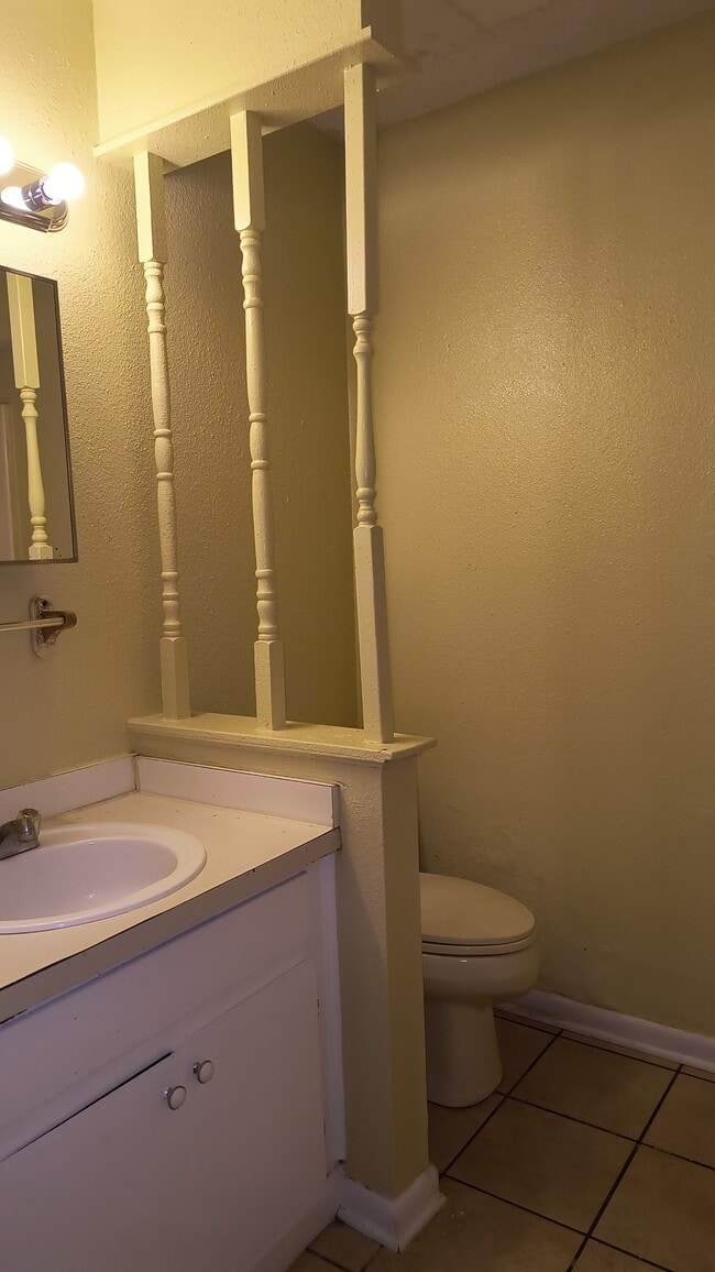 Building Photo - 2601 S Belair Dr