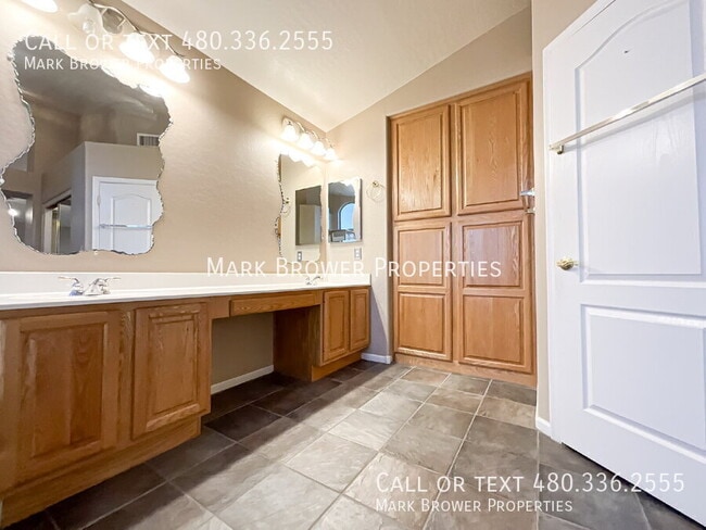 Building Photo - 380 W. Roadrunner Dr.