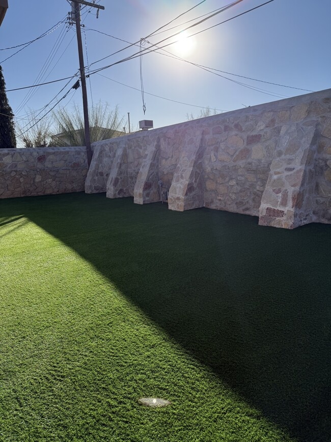 Building Photo - 1029 Lomaland Dr