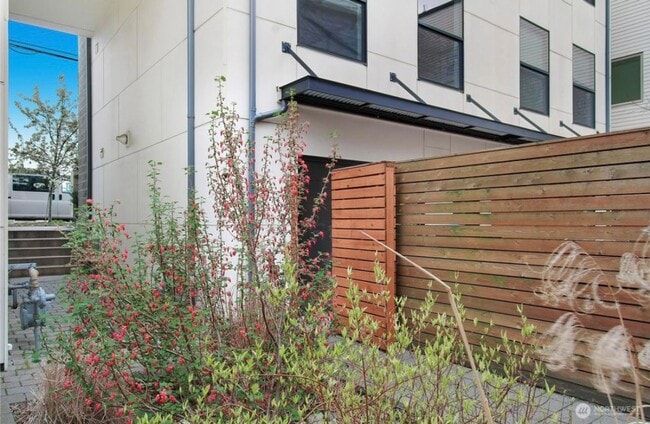 Building Photo - Welcome Home Modern Townhome in Georgetown
