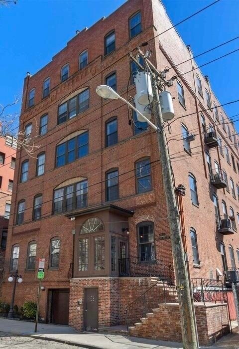 Building Photo - 1015 Grand St