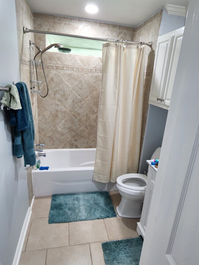 Second bath. - 5201 Heatherstone Dr