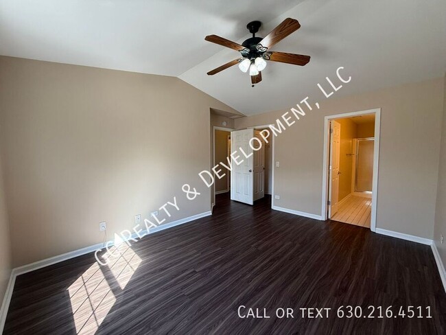 Building Photo - ***2 BDRM / 2ND FLOOR / WASHER & DRYER IN ...