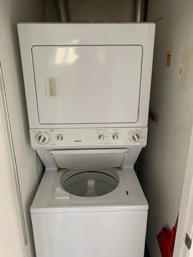 Building Photo - 2 Bed/1 Bath SE Bend Condo with Single Car...