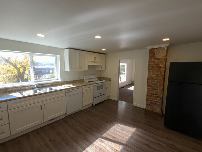 Building Photo - 808 San Pedro Ave