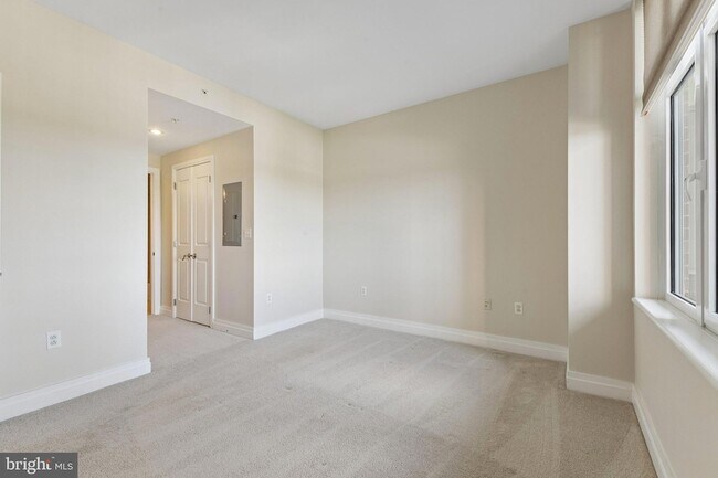 Building Photo - 8220 Crestwood Heights Dr