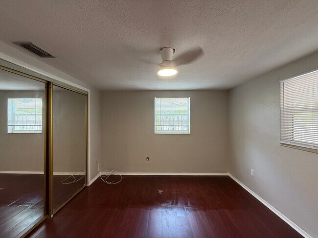 Building Photo - Available Now! Beautiful Single Family Por...