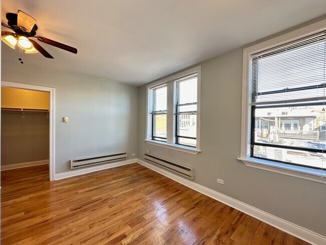 Building Photo - 823 W Diversey Pkwy