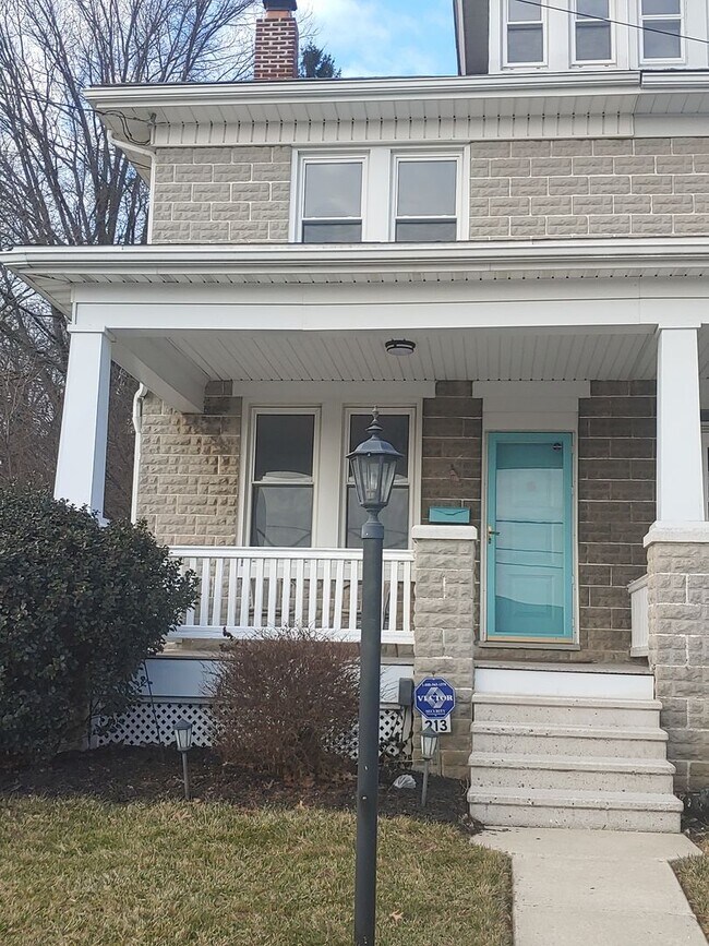 Building Photo - Semi-Attached Home Located Across from Red Lion High School