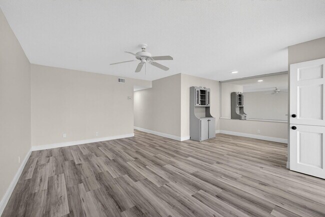 Building Photo - 100 Shore Ct