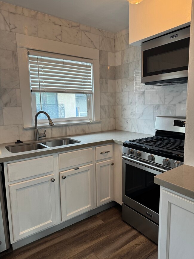 Building Photo - 1653 Bayview Dr