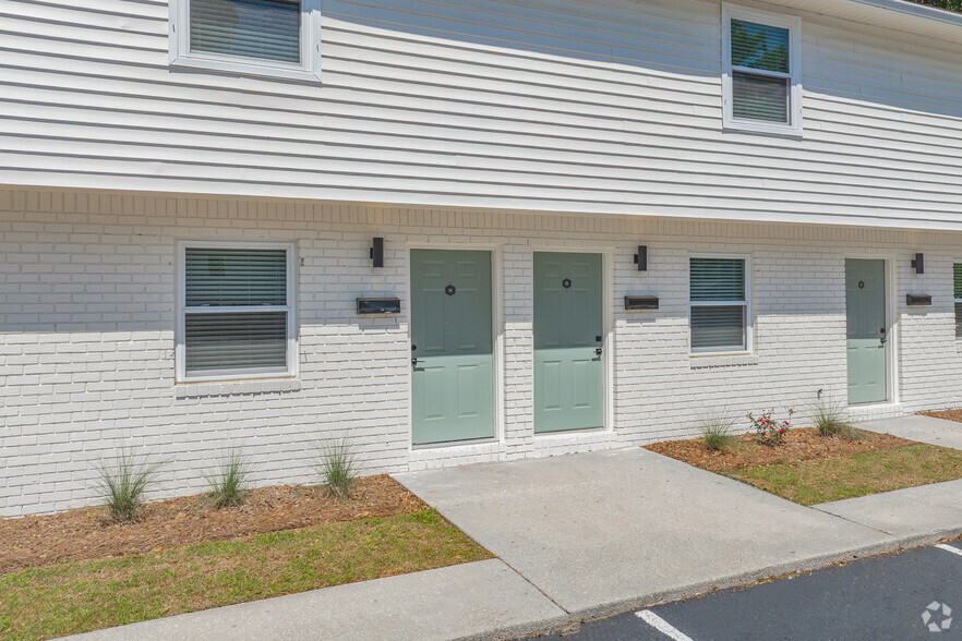 Building Entrance - Mulberry Pond