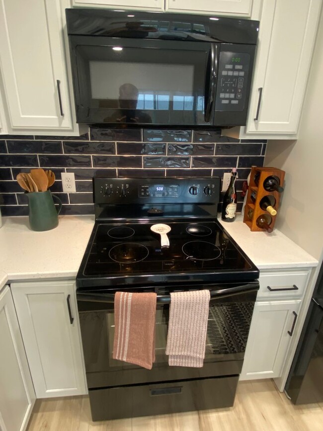 Building Photo - Beautiful 3 bed 2.5 bath Townhome