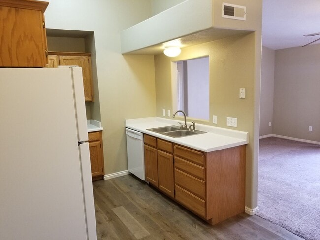 Building Photo - 3 Bed, 2 Bath in Orem - with pool access!