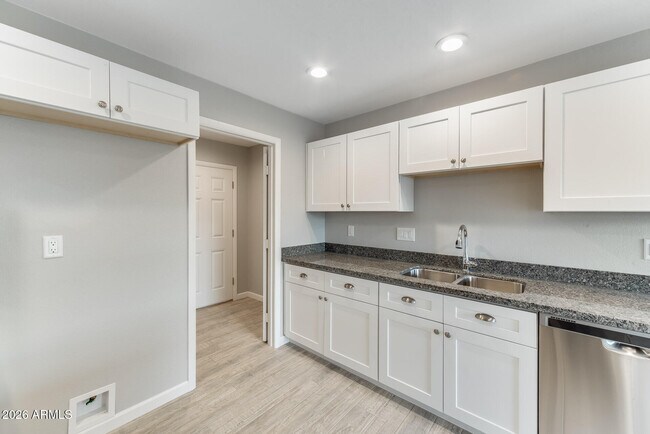 Building Photo - 3920 W Tuckey Ln