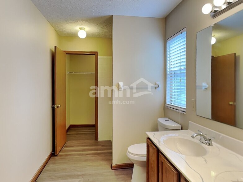 Building Photo - 8190 Pelham Dr