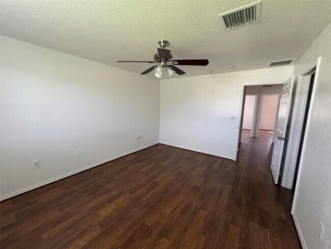 Building Photo - 1905 SW 60th Terrace