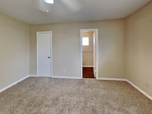Building Photo - 758 E Princeton Ln