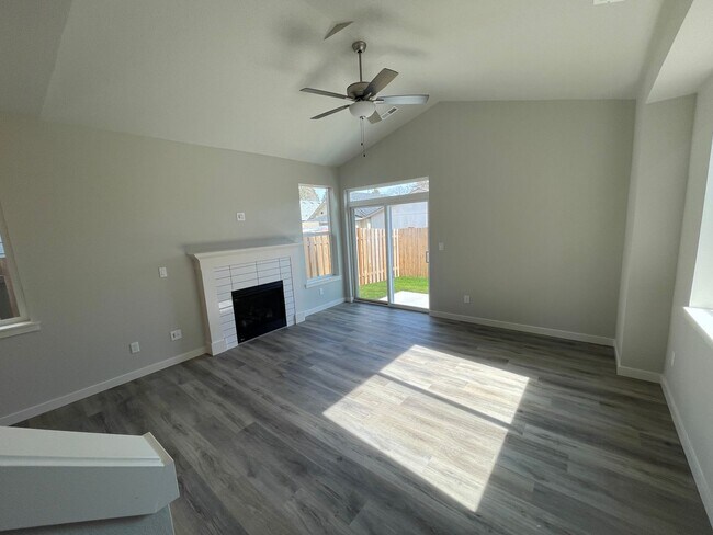 Building Photo - Beautiful 3br/2ba House Available Soon!