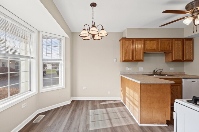 Building Photo - 3490 Willowview Ct