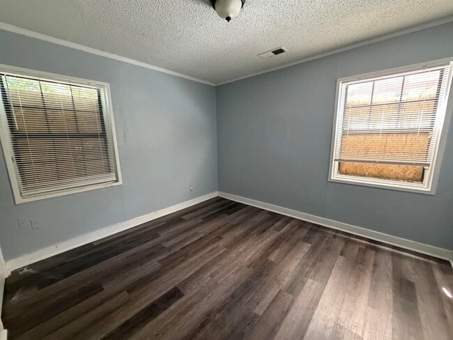 Building Photo - 1300 Robin Hood Ln