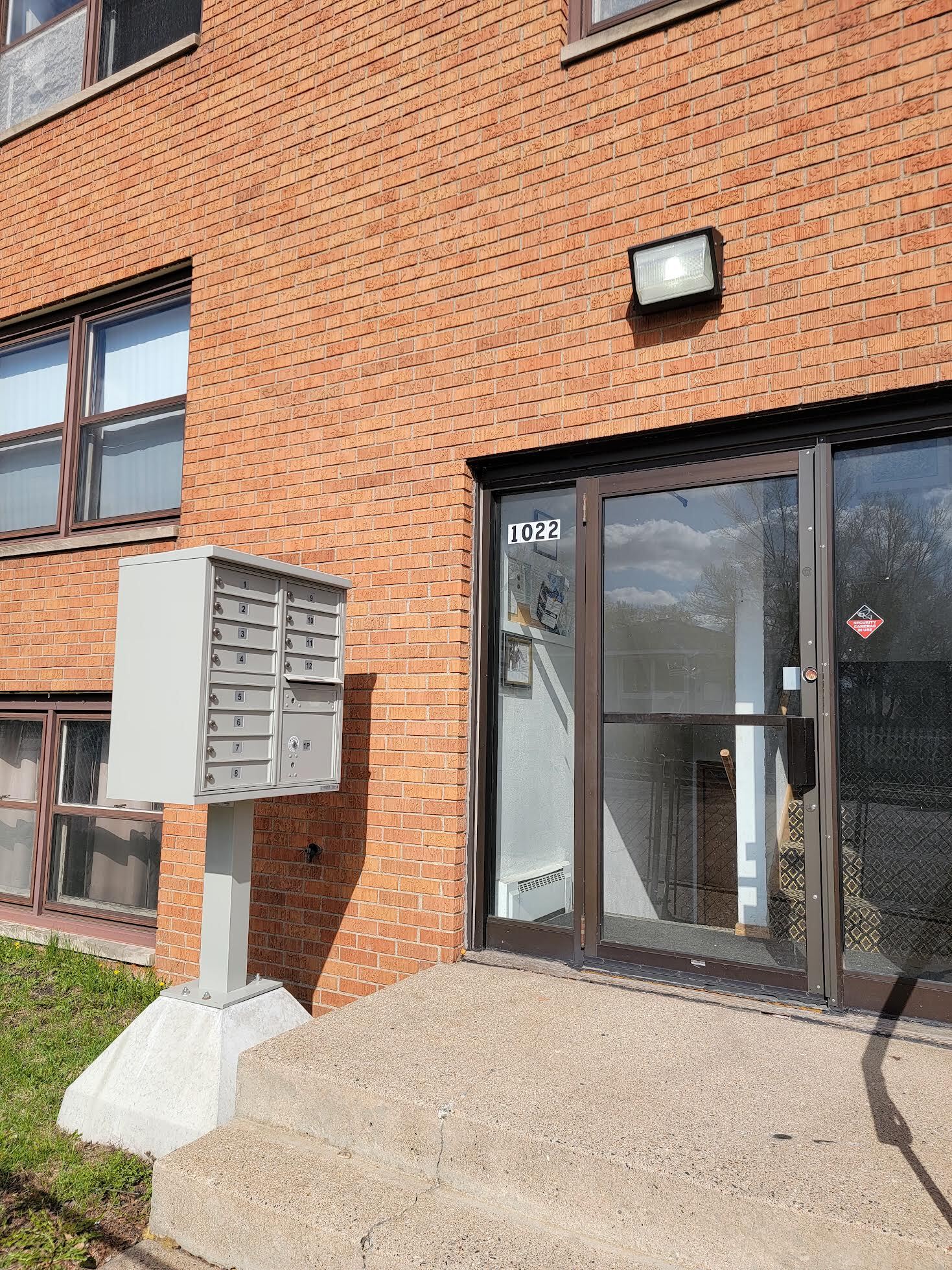 Secure front entry - 1022 Arkwright St N