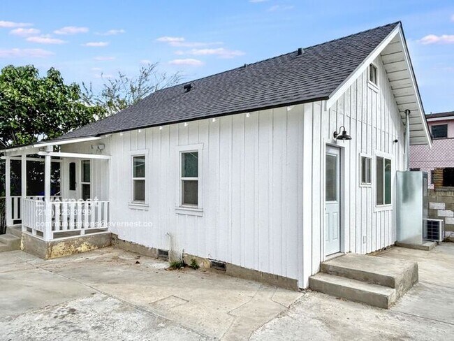 Building Photo - Lovely 2-Bedroom Duplex with Modern Comfor...