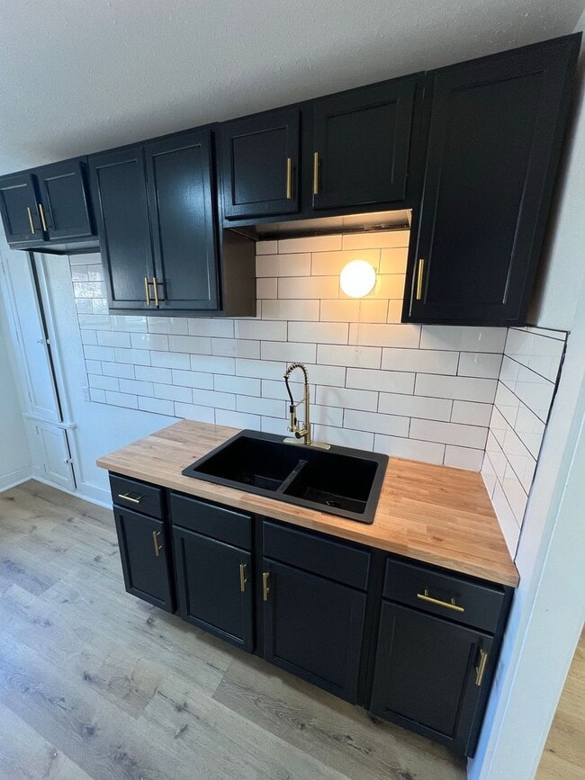 Building Photo - Brand new fully renovated 5 Bedroom Single...