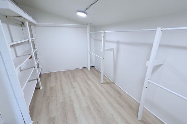 Building Photo - 686 East Ave