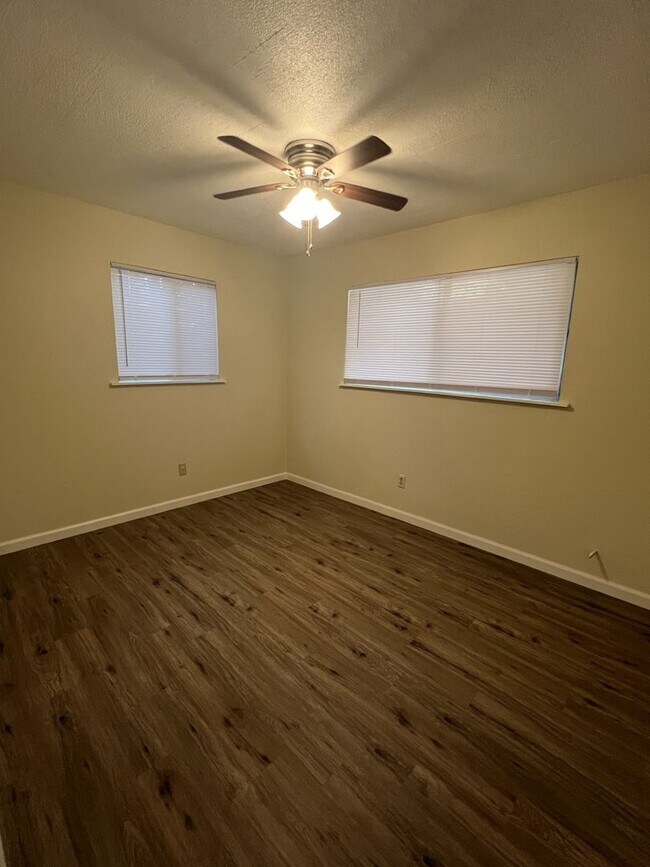 Building Photo - Suzette 3